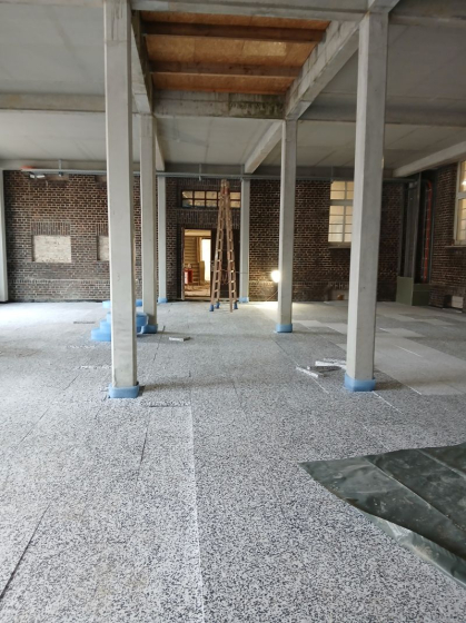 12.11.25 Speisesaal mit Dämmung verlegt